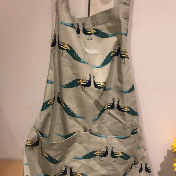 Gourmet chef apron decorated with beautiful peacocks with matching dish towel. - Picture 5 of 6